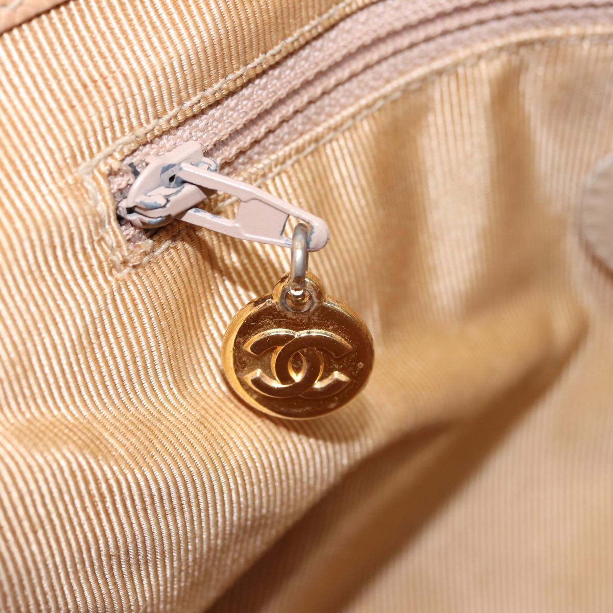 Top Quality Chanel Matelasse Shoulder Bag Caviar Skin Beige CC Auth yk13631