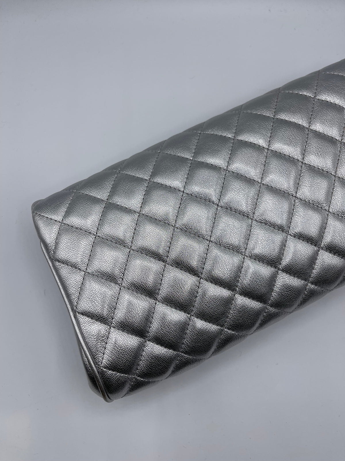 Chanel Pochette Sac enveloppe métallisée CC