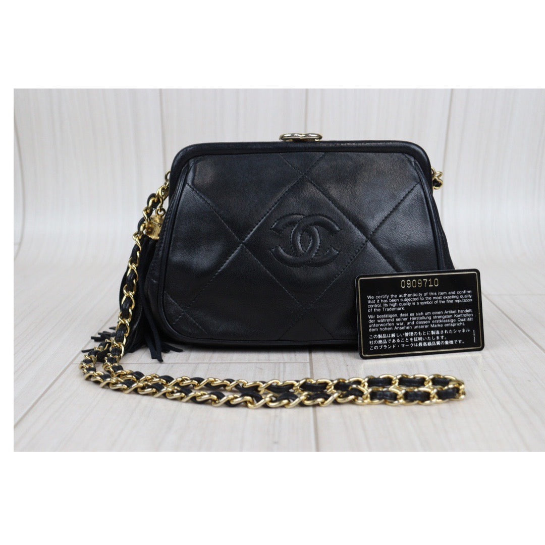 Rank AB ｜ CHANEL Matrasse Lambskin  Shoulder Bag Black Made In 1986-1988 Year ｜V23092238