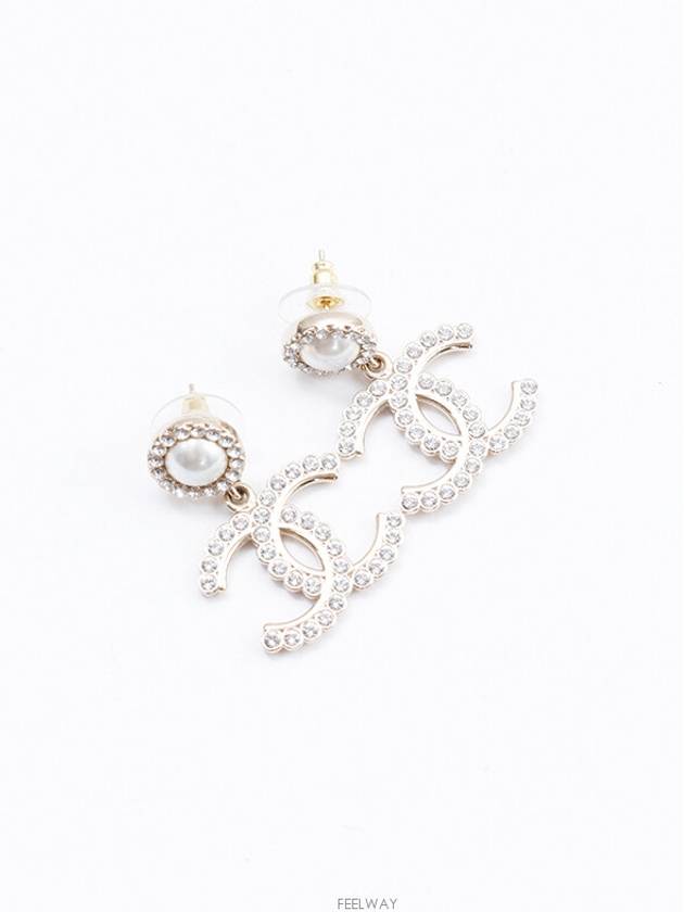 women earrings Chanel