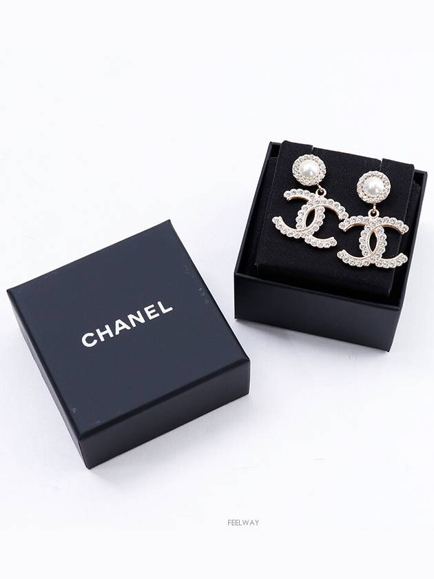 women earrings Chanel