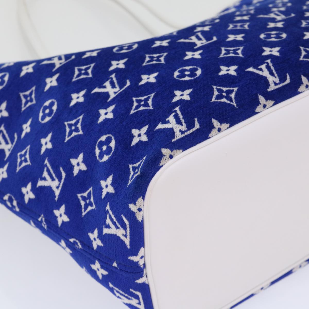 LOUIS VUITTON Neverfull MM Tote