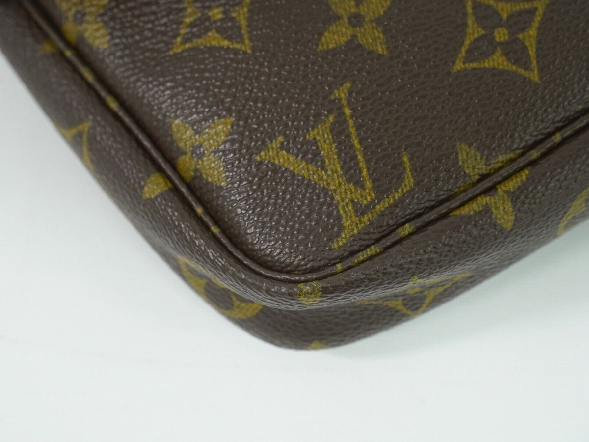 LOUIS VUITTON Pochette accessoires Clutch Bag