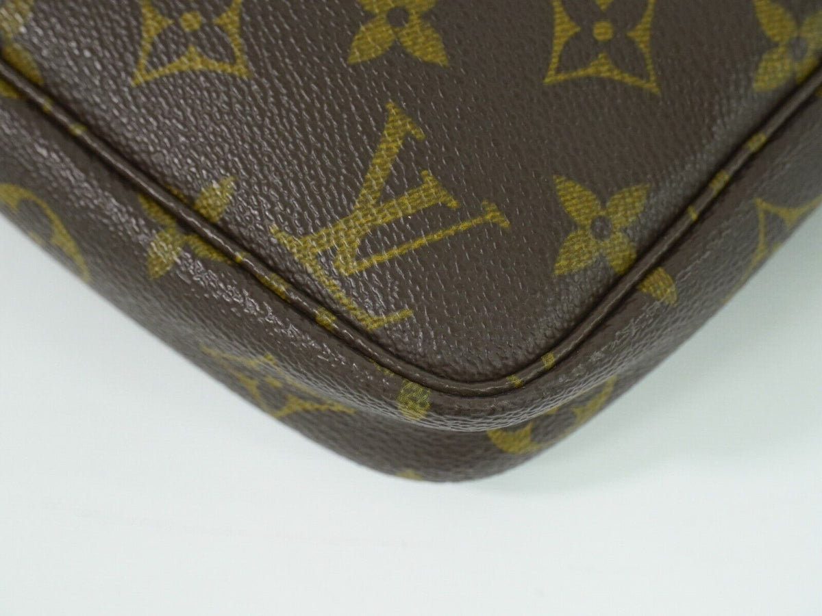 LOUIS VUITTON Pochette accessoires Clutch Bag