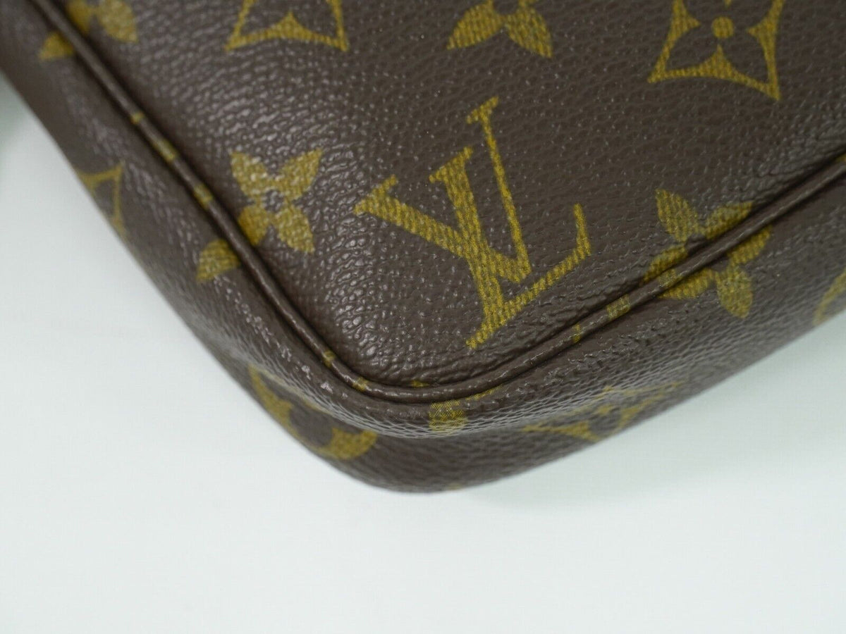 LOUIS VUITTON Pochette accessoires Clutch Bag