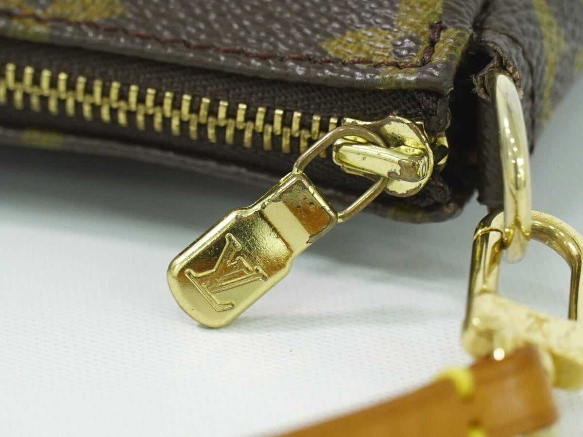 LOUIS VUITTON Pochette accessoires Clutch Bag
