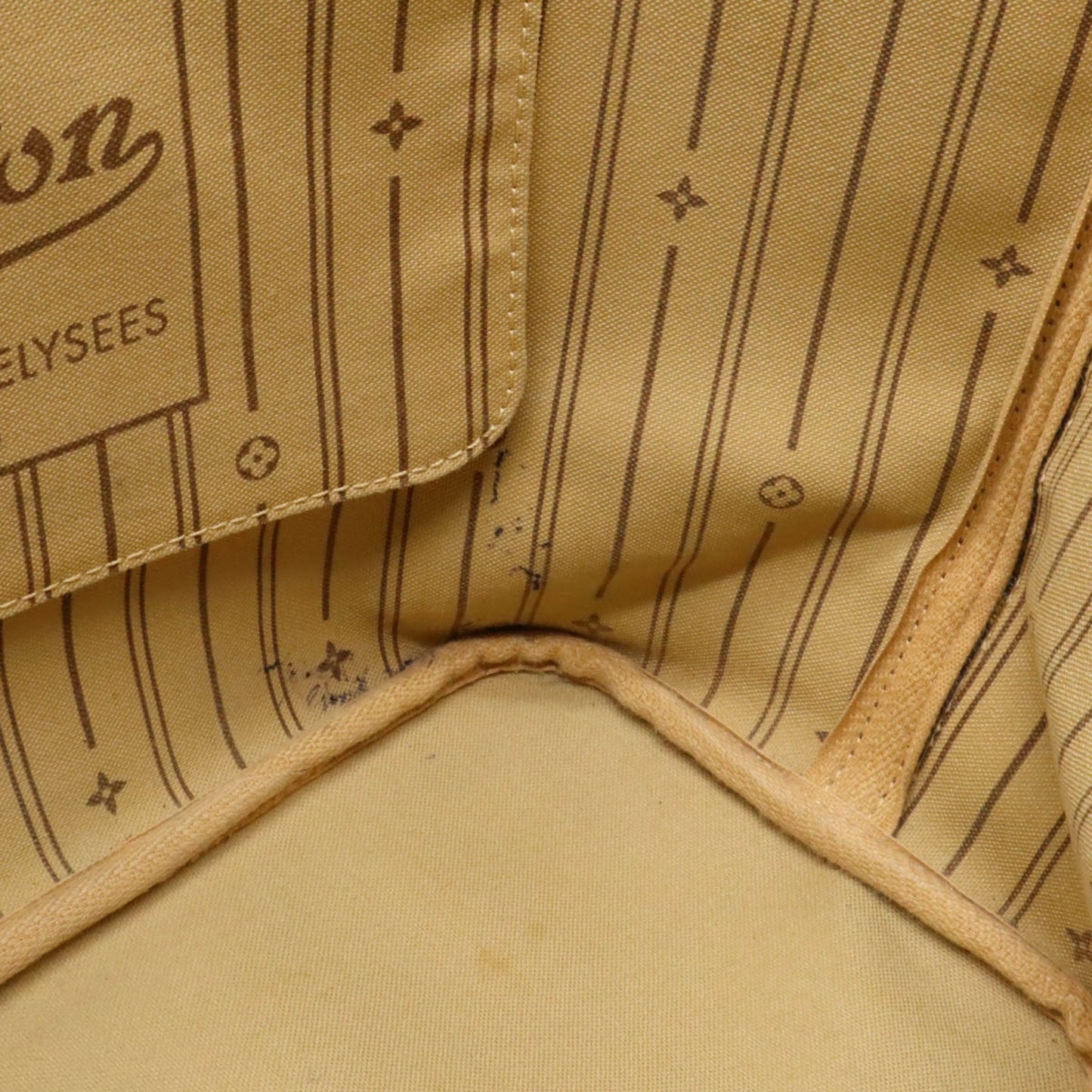 LOUIS VUITTON Neverfull MM Tote