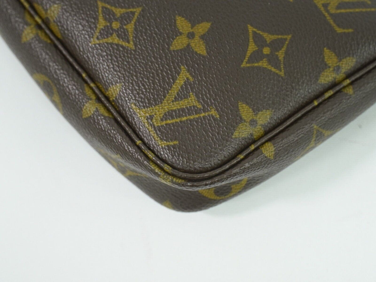 LOUIS VUITTON Pochette Accessoire Clutch Bag
