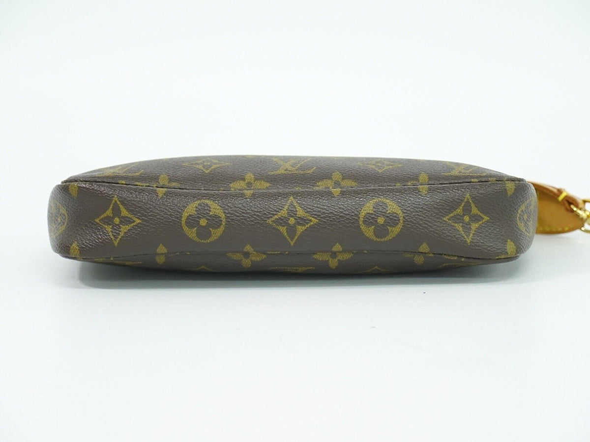 LOUIS VUITTON Pochette Accessoire Clutch Bag