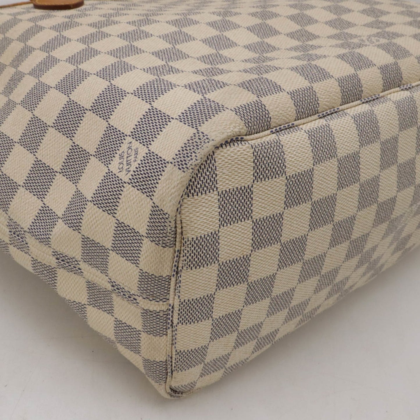 LOUIS VUITTON Neverfull MM Tote