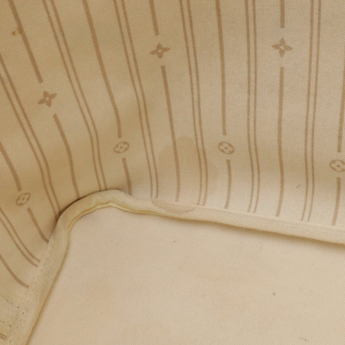 LOUIS VUITTON Neverfull MM Tote