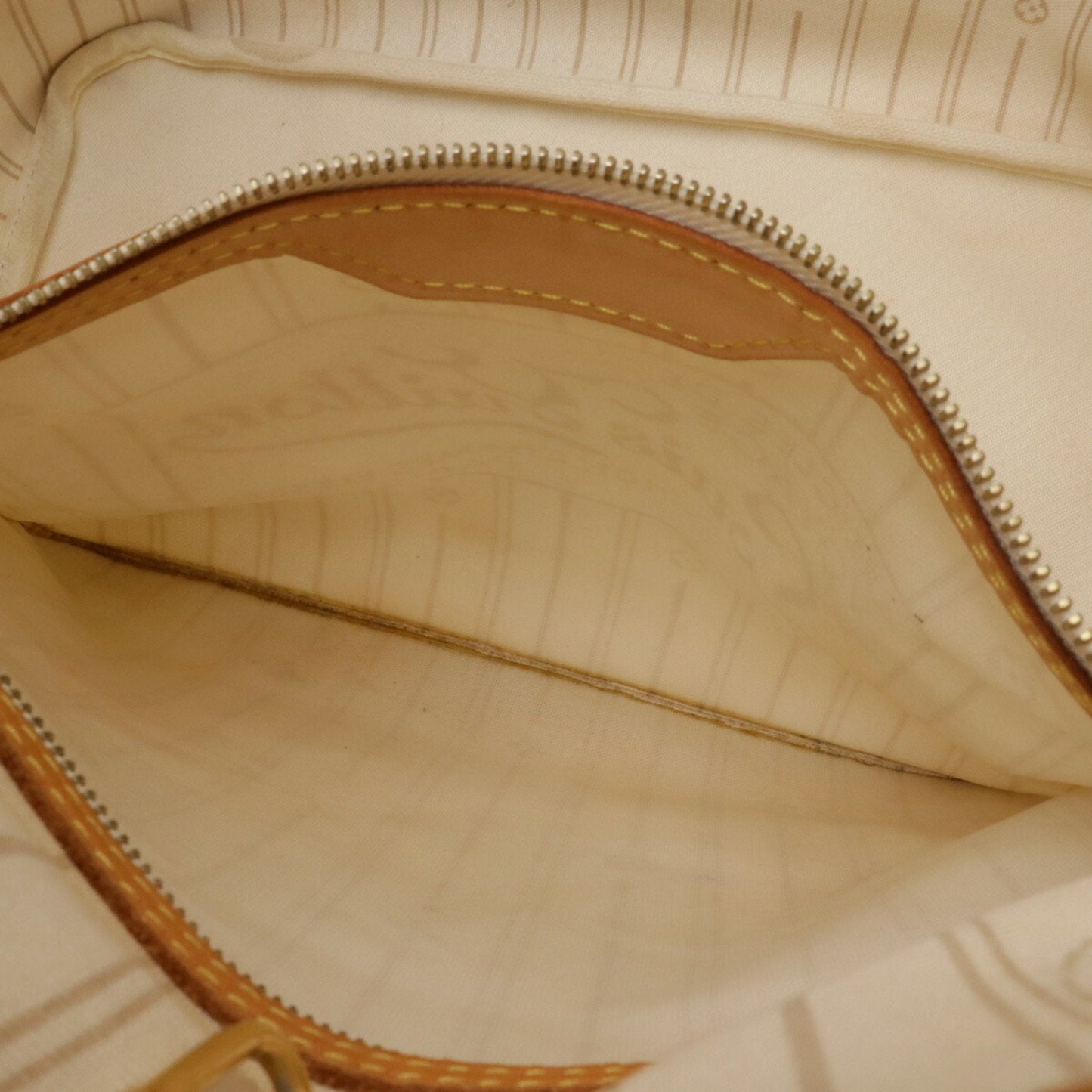 LOUIS VUITTON Neverfull MM Tote