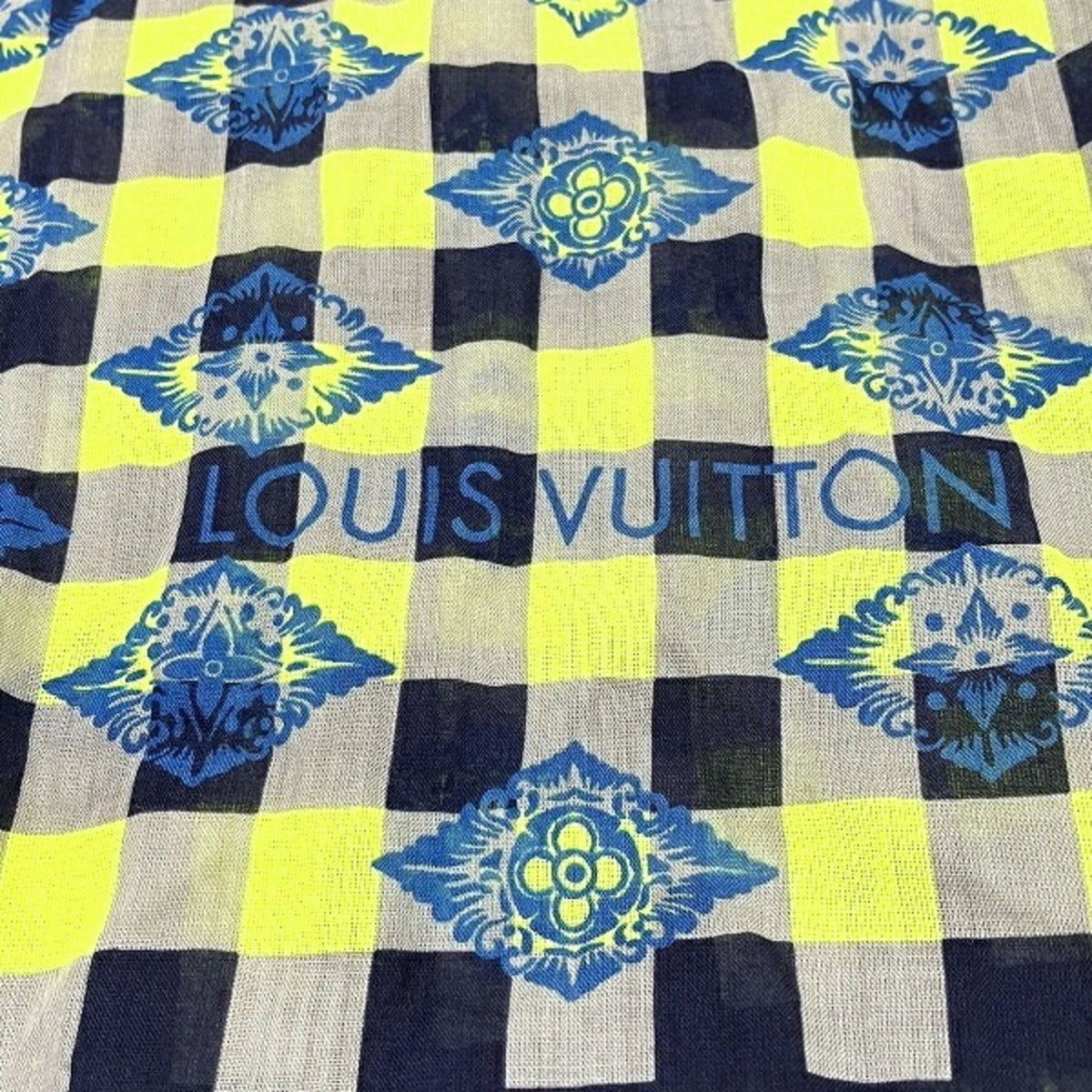 LOUIS VUITTON Scarves