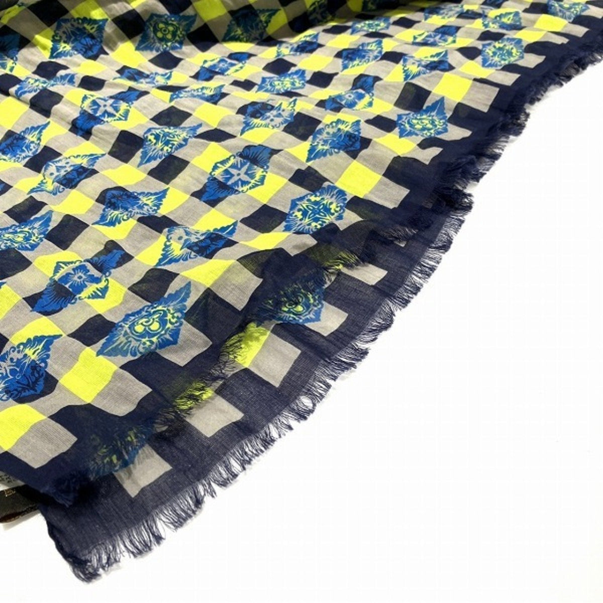 LOUIS VUITTON Scarves