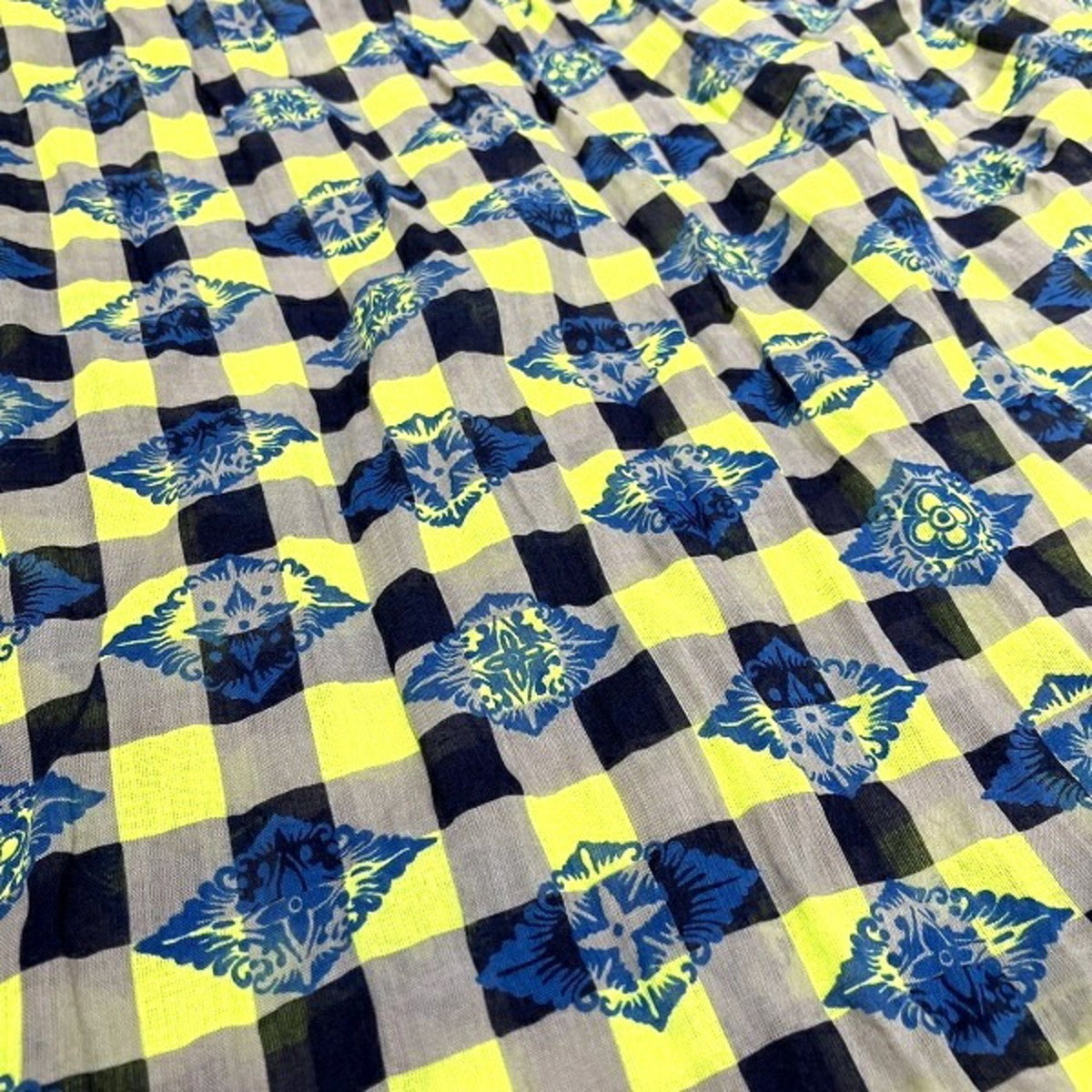 LOUIS VUITTON Scarves