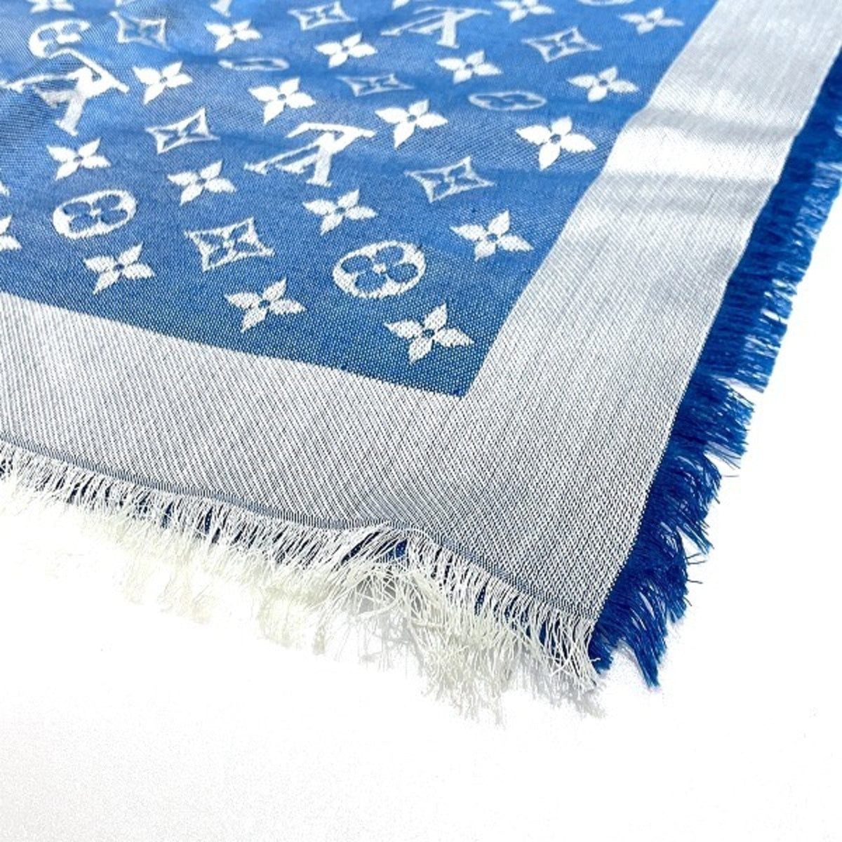 LOUIS VUITTON Scarves