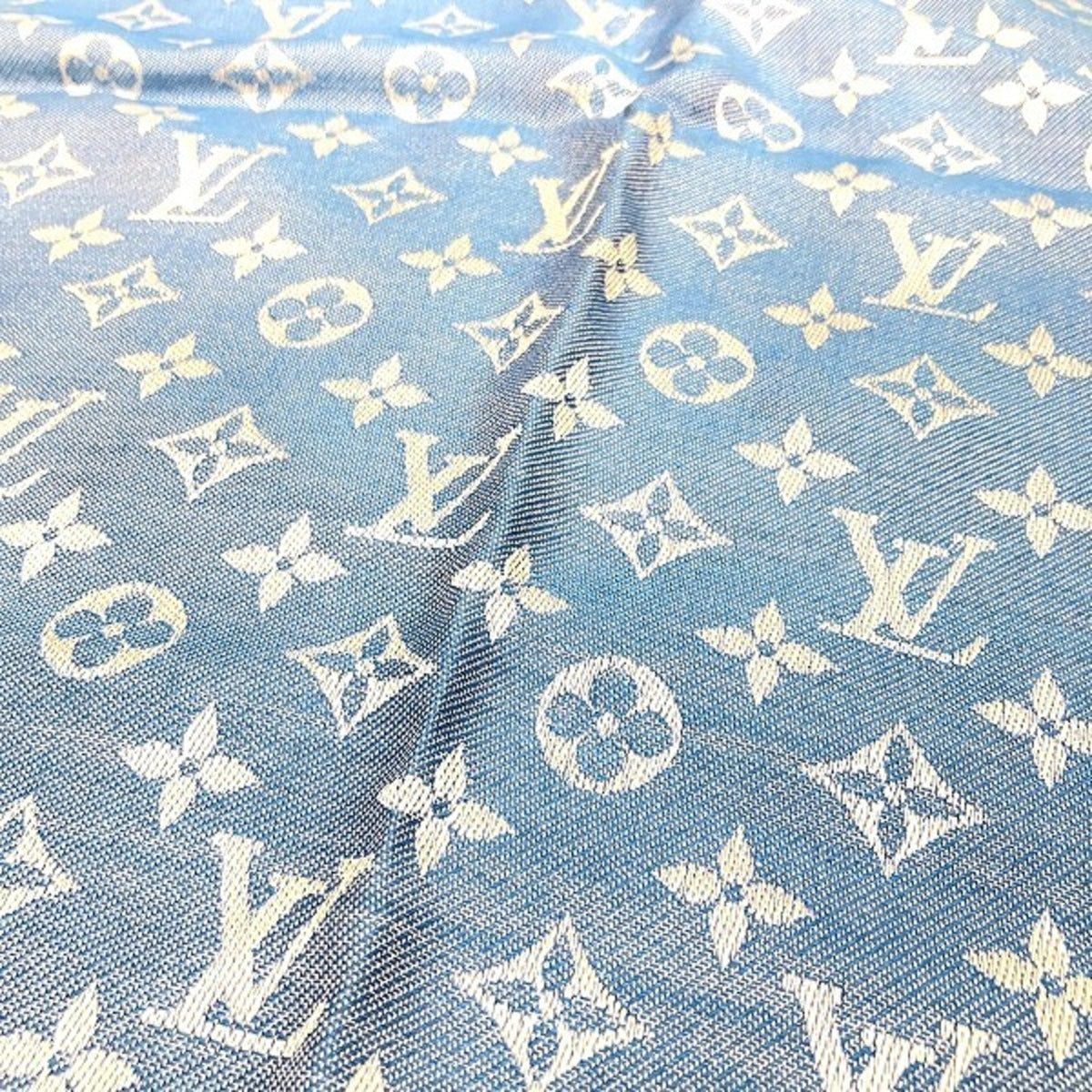 LOUIS VUITTON Scarves