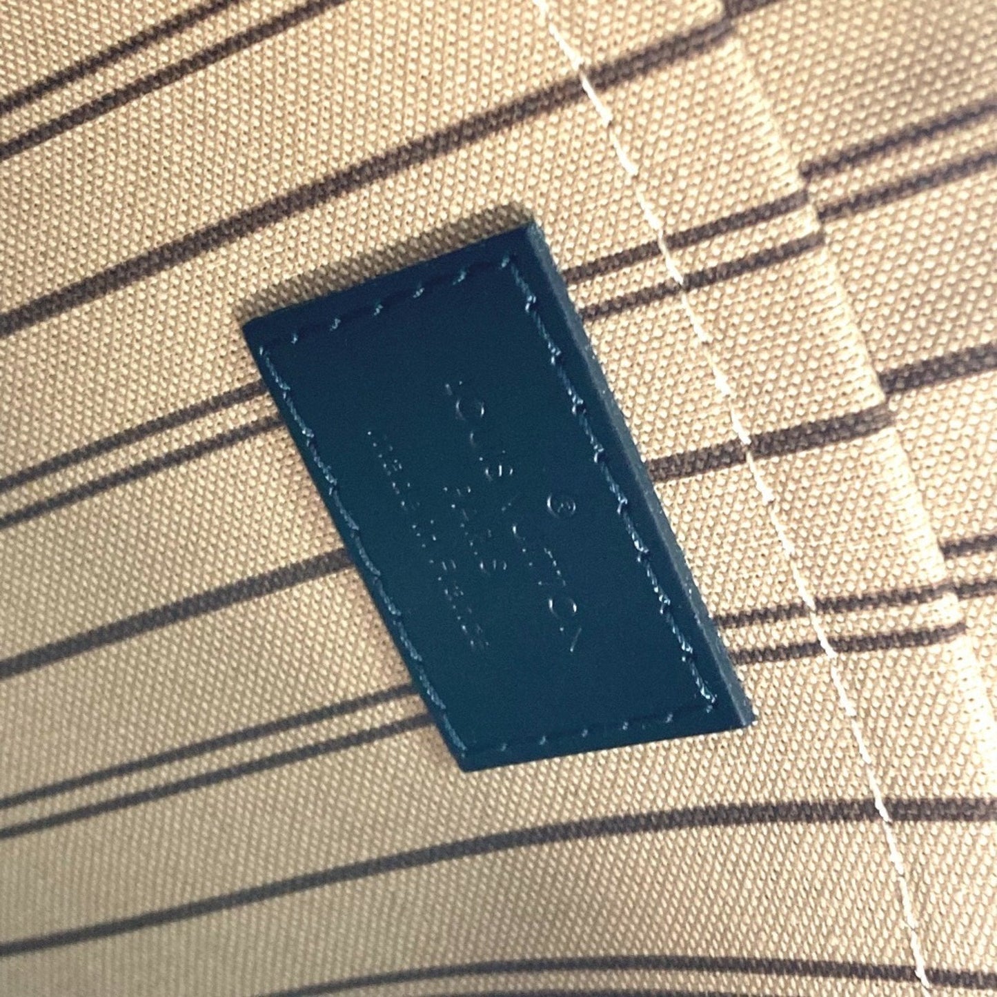 LOUIS VUITTON Neverfull MM Tote