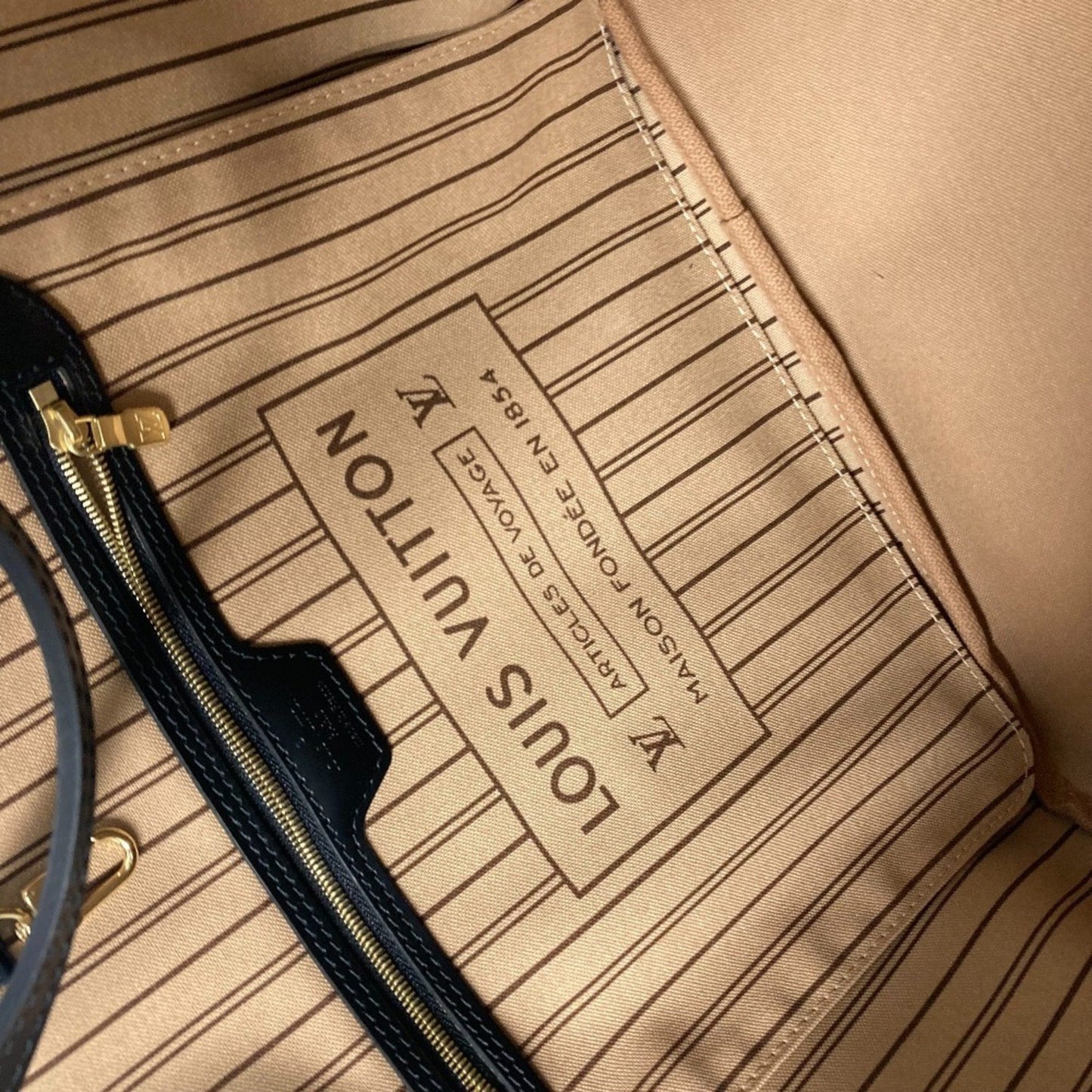 LOUIS VUITTON Neverfull MM Tote