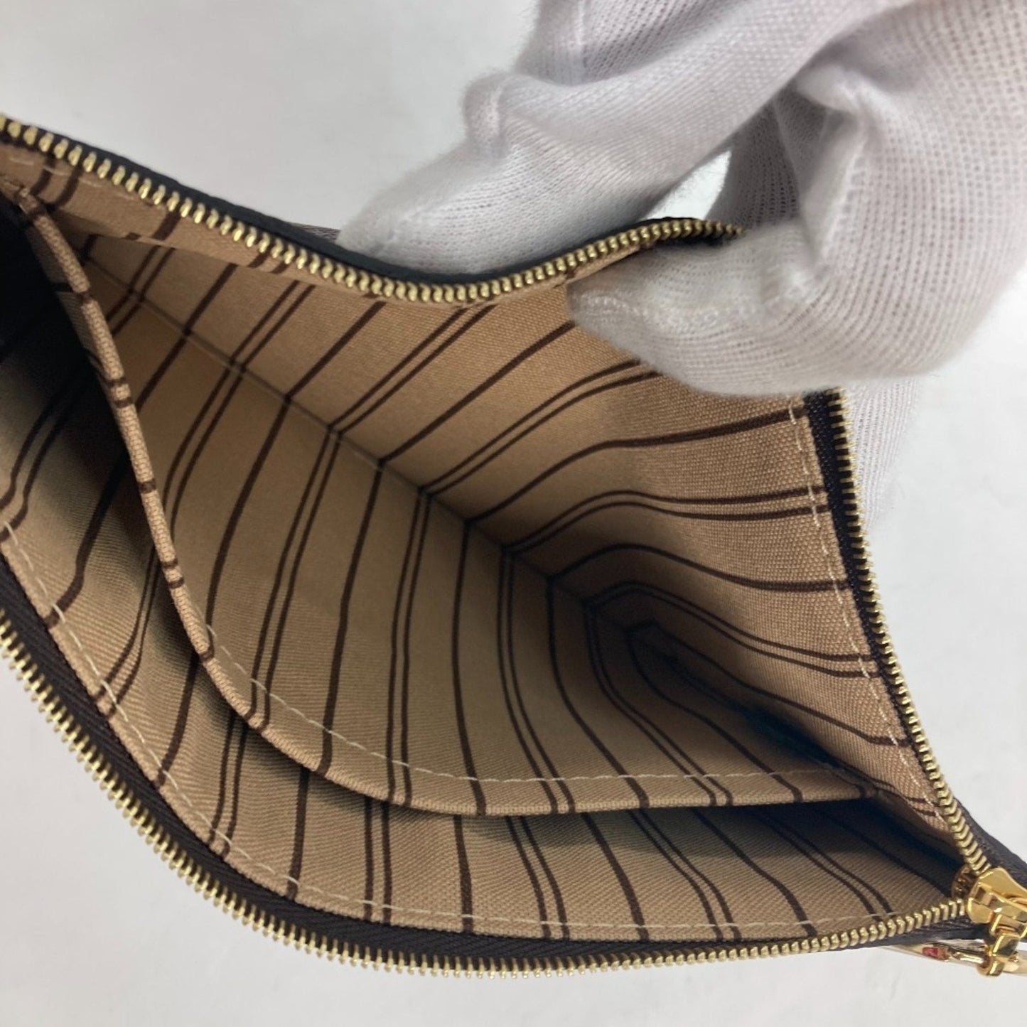 LOUIS VUITTON Neverfull MM Tote