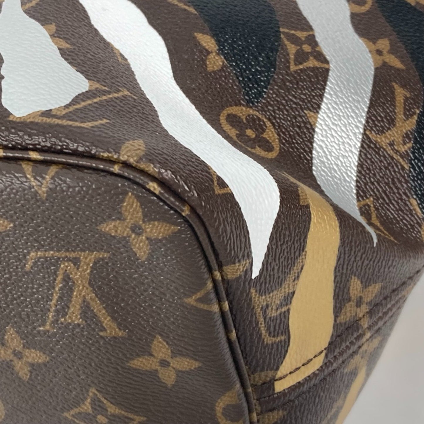 LOUIS VUITTON Neverfull MM Tote