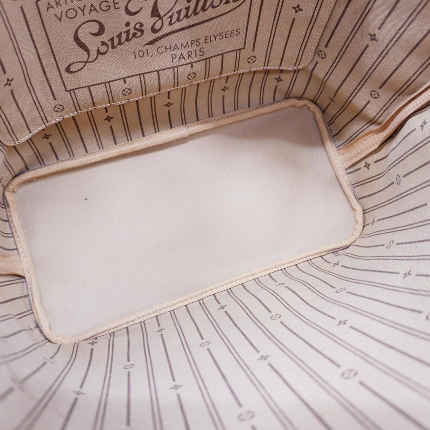 LOUIS VUITTON Neverfull MM Tote