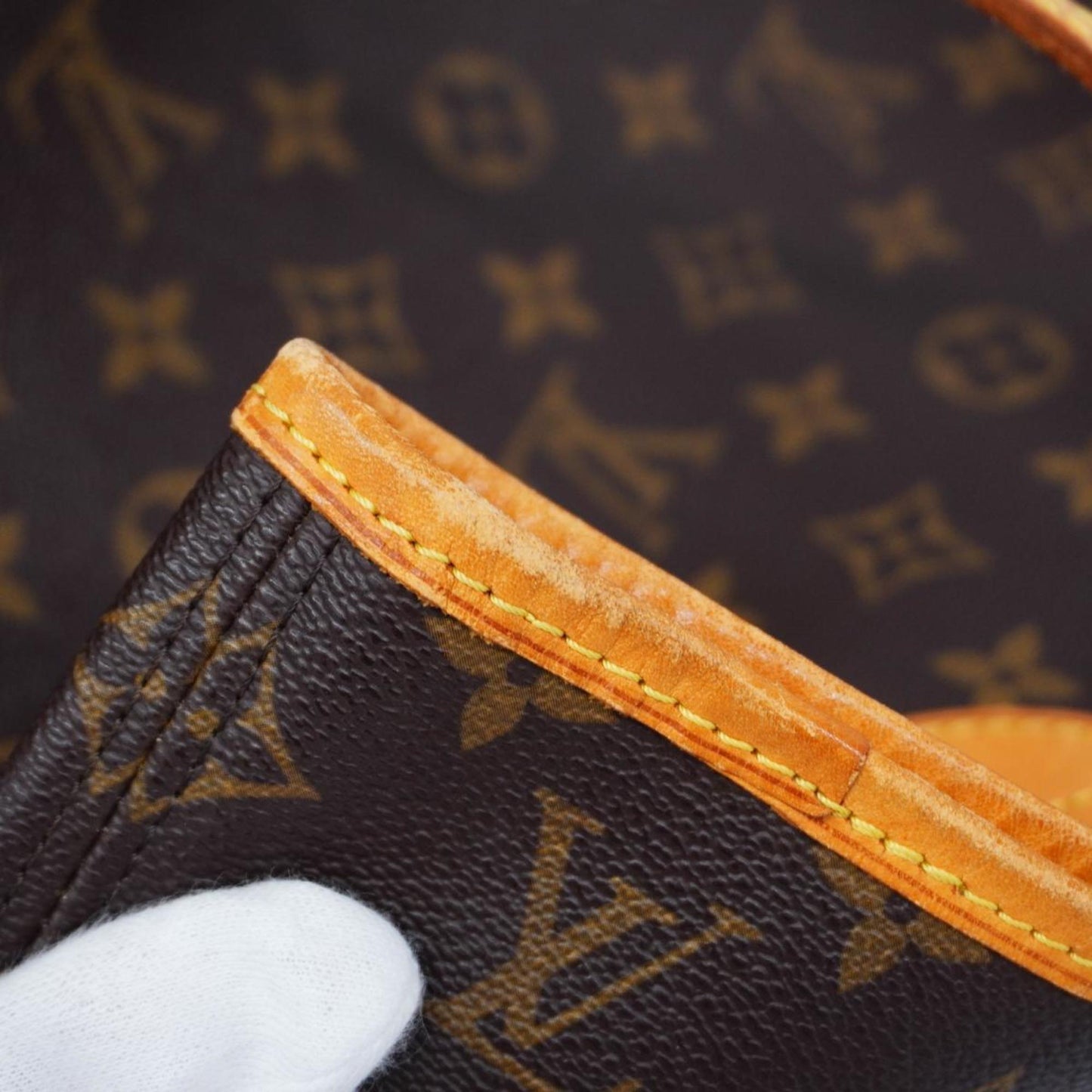 LOUIS VUITTON Neverfull MM Tote