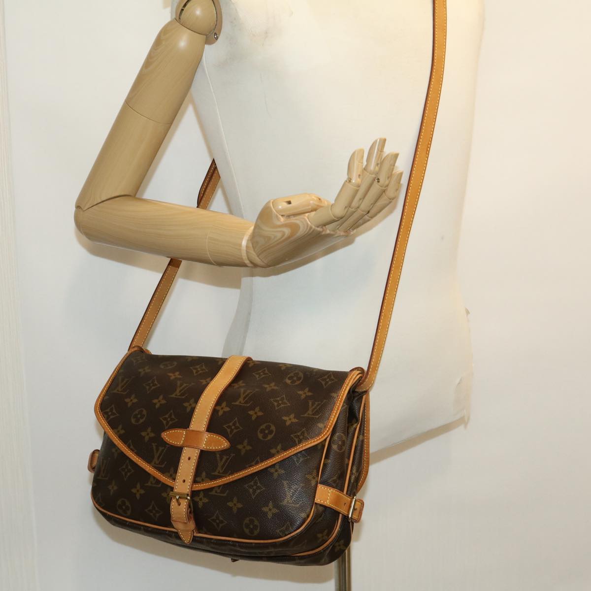 Louis Vuitton Saumur 30 Shoulder Bag