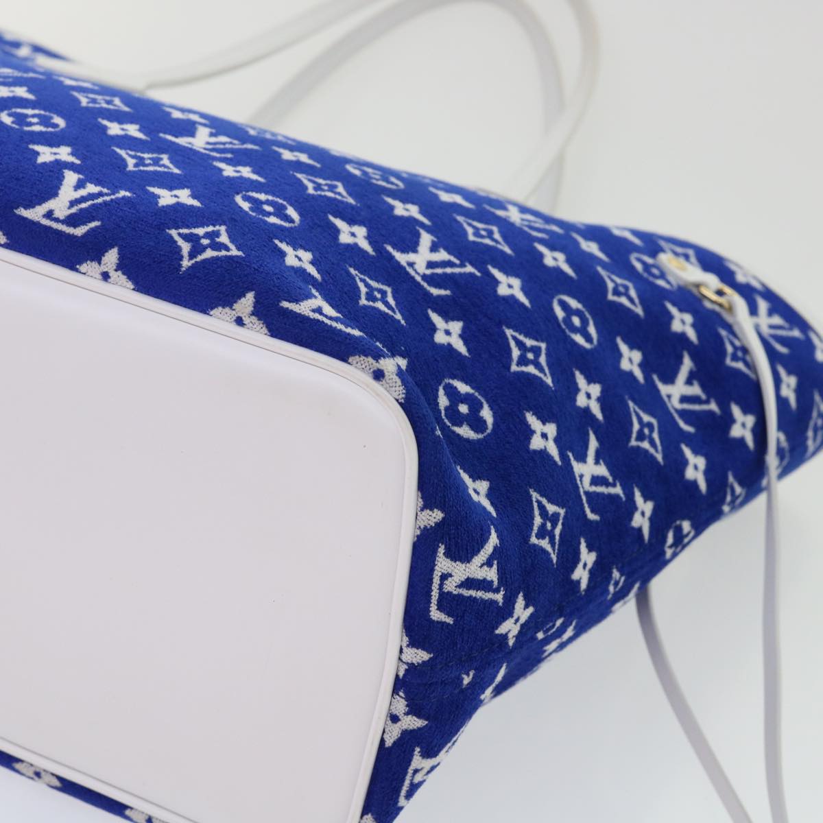 LOUIS VUITTON Neverfull MM Tote