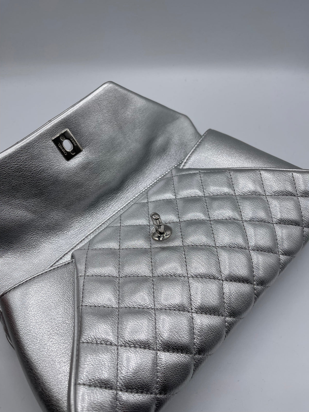 Chanel Pochette Sac enveloppe métallisée CC