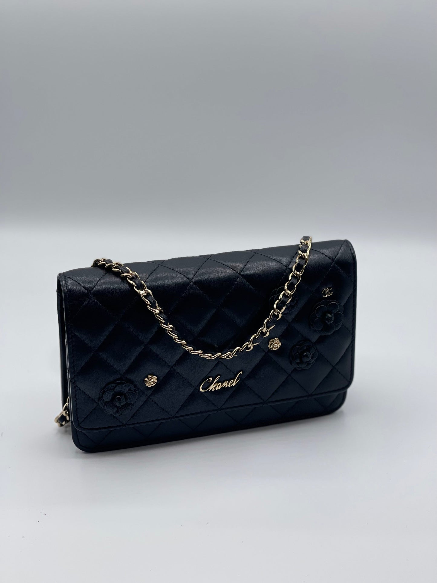 Chanel - Sac Wallet on chain noir et camélia édition limitée