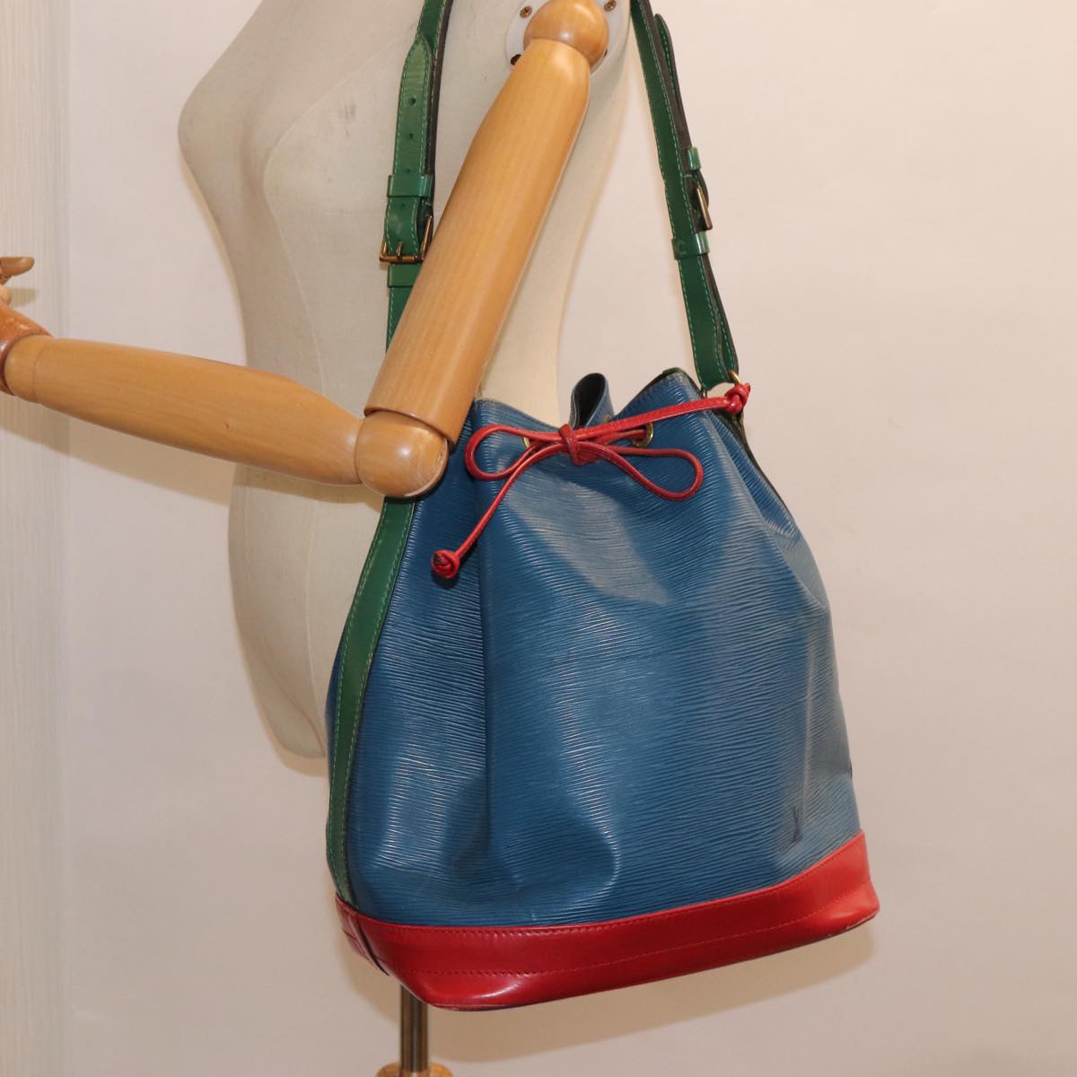 LOUIS VUITTON Noe Shoulder Bag