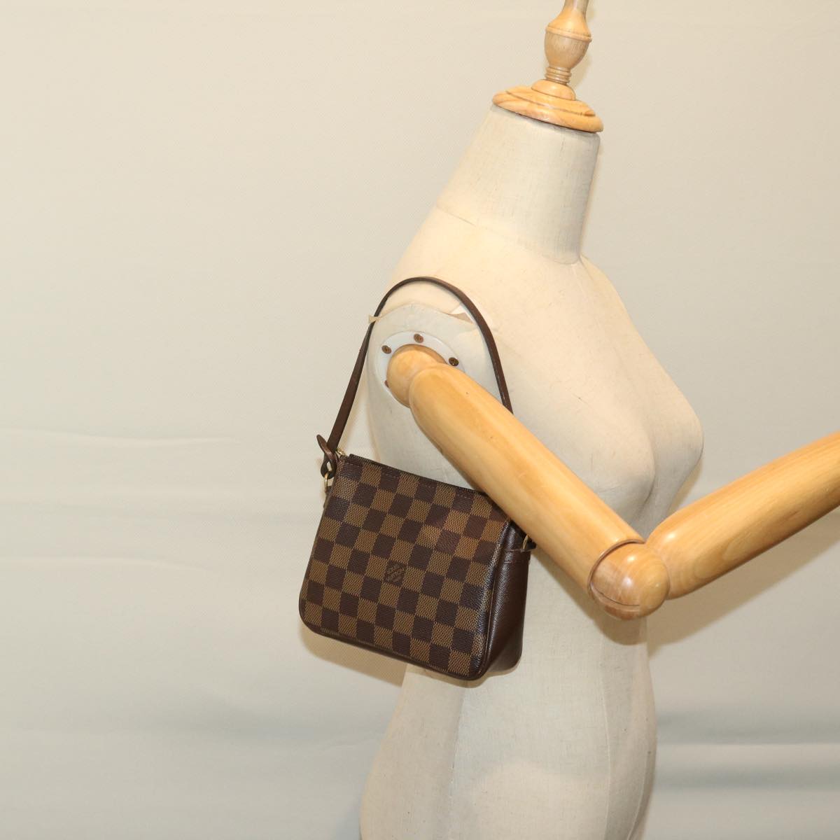 LOUIS VUITTON Trousse makeup Clutch Bag