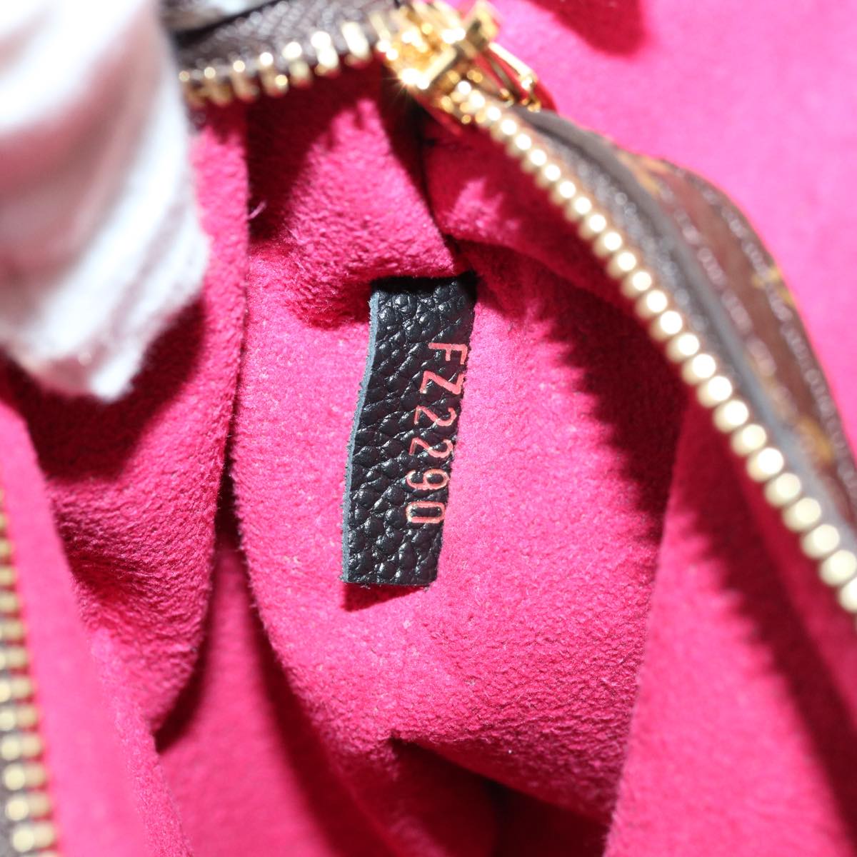 LOUIS VUITTON Neverfull MM Tote