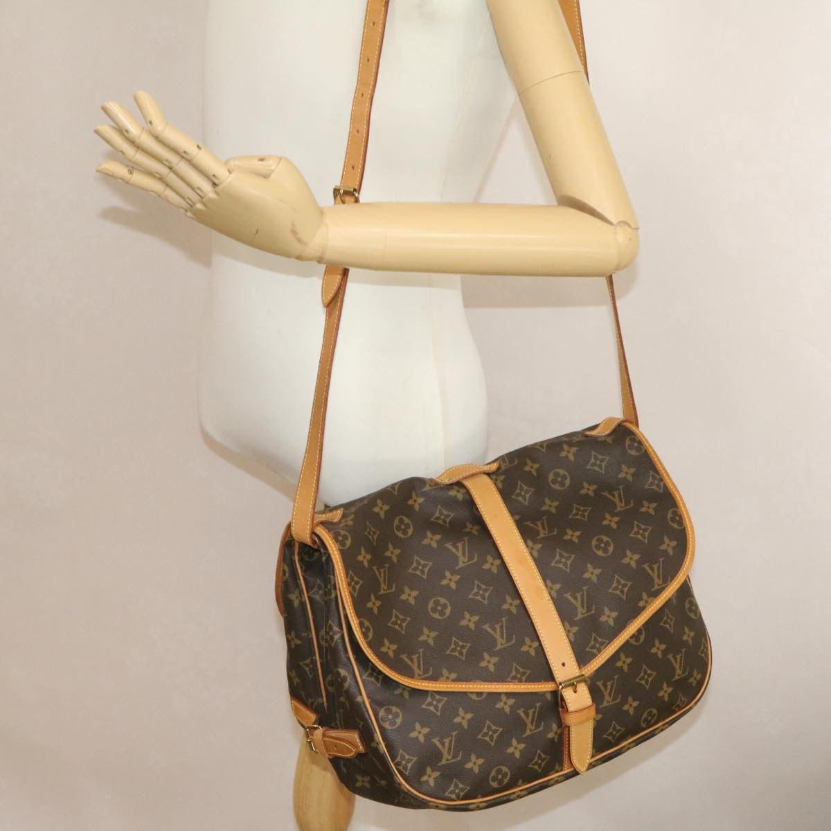 Louis Vuitton Saumur 35 Shoulder Bag