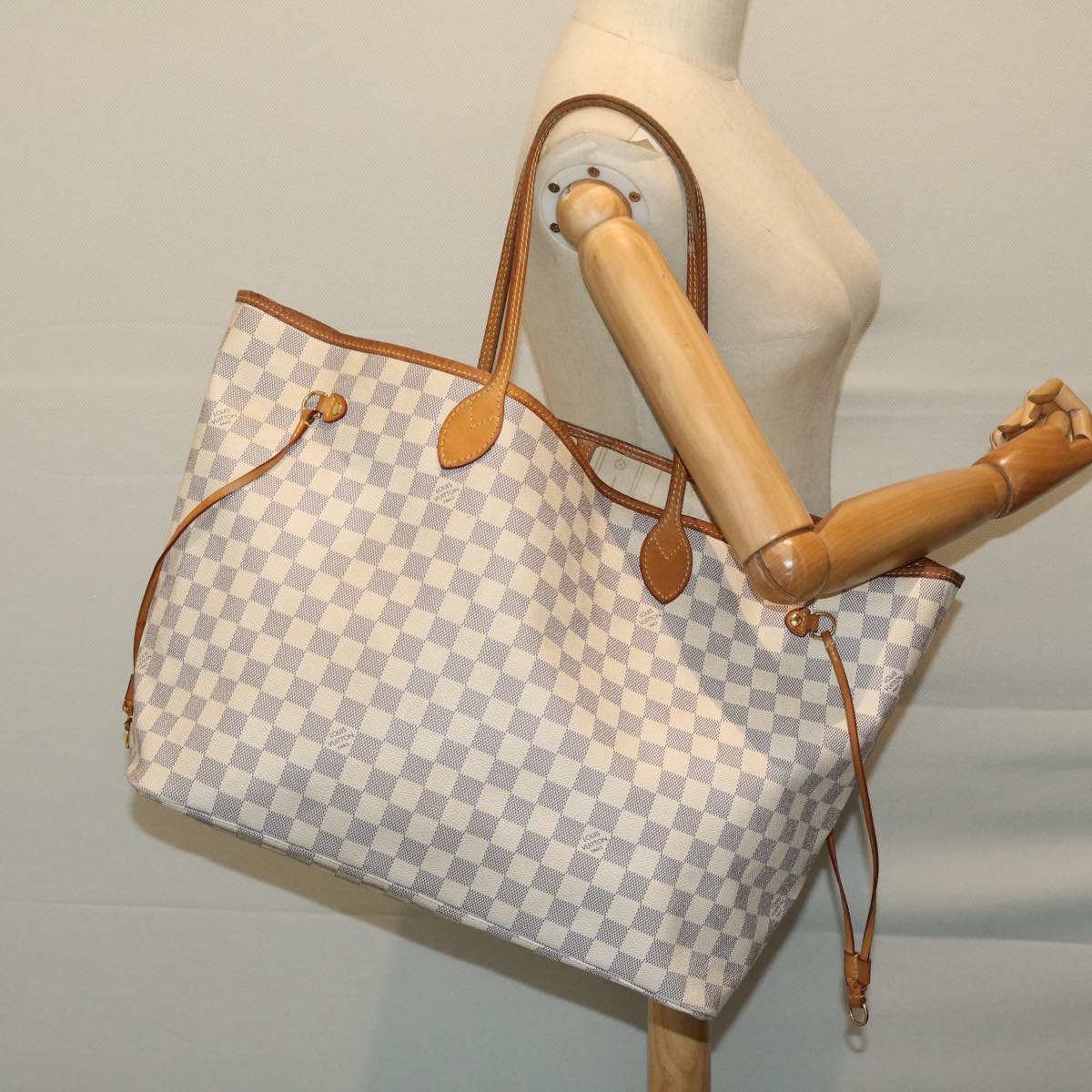LOUIS VUITTON Neverfull GM Tote