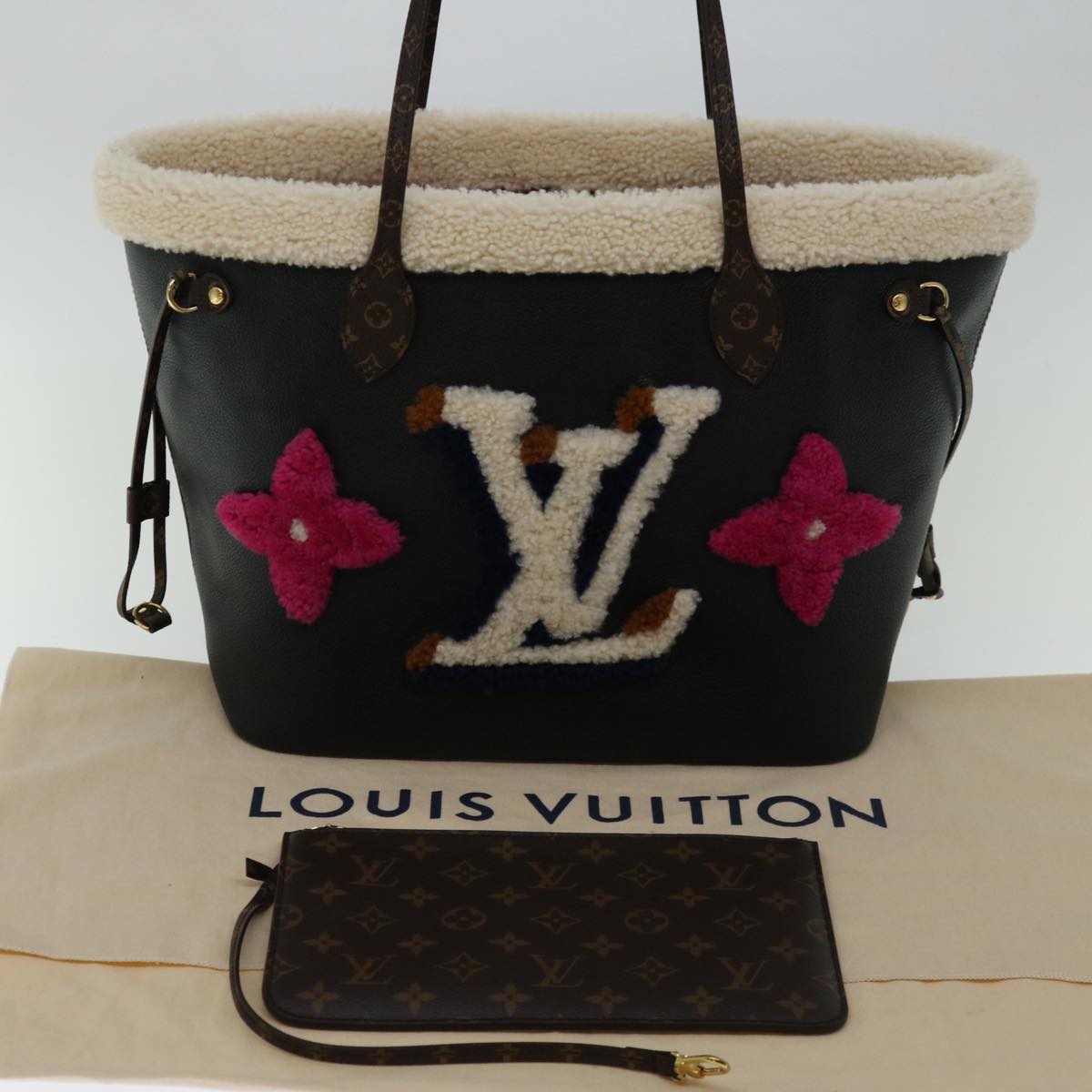 LOUIS VUITTON Neverfull MM Tote