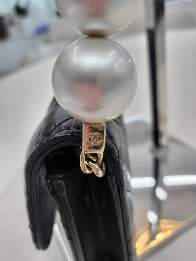 Pearl chain mini silver cross bag 31st unit AP1898 Chanel