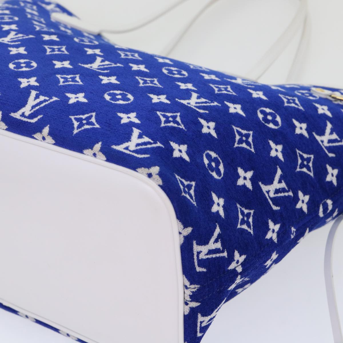 LOUIS VUITTON Neverfull MM Tote