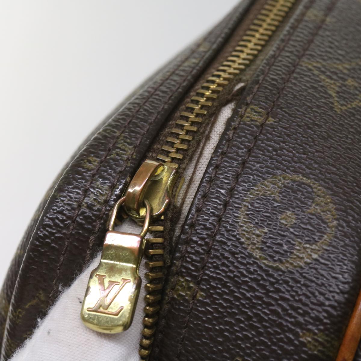 LOUIS VUITTON Reporter Shoulder Bag