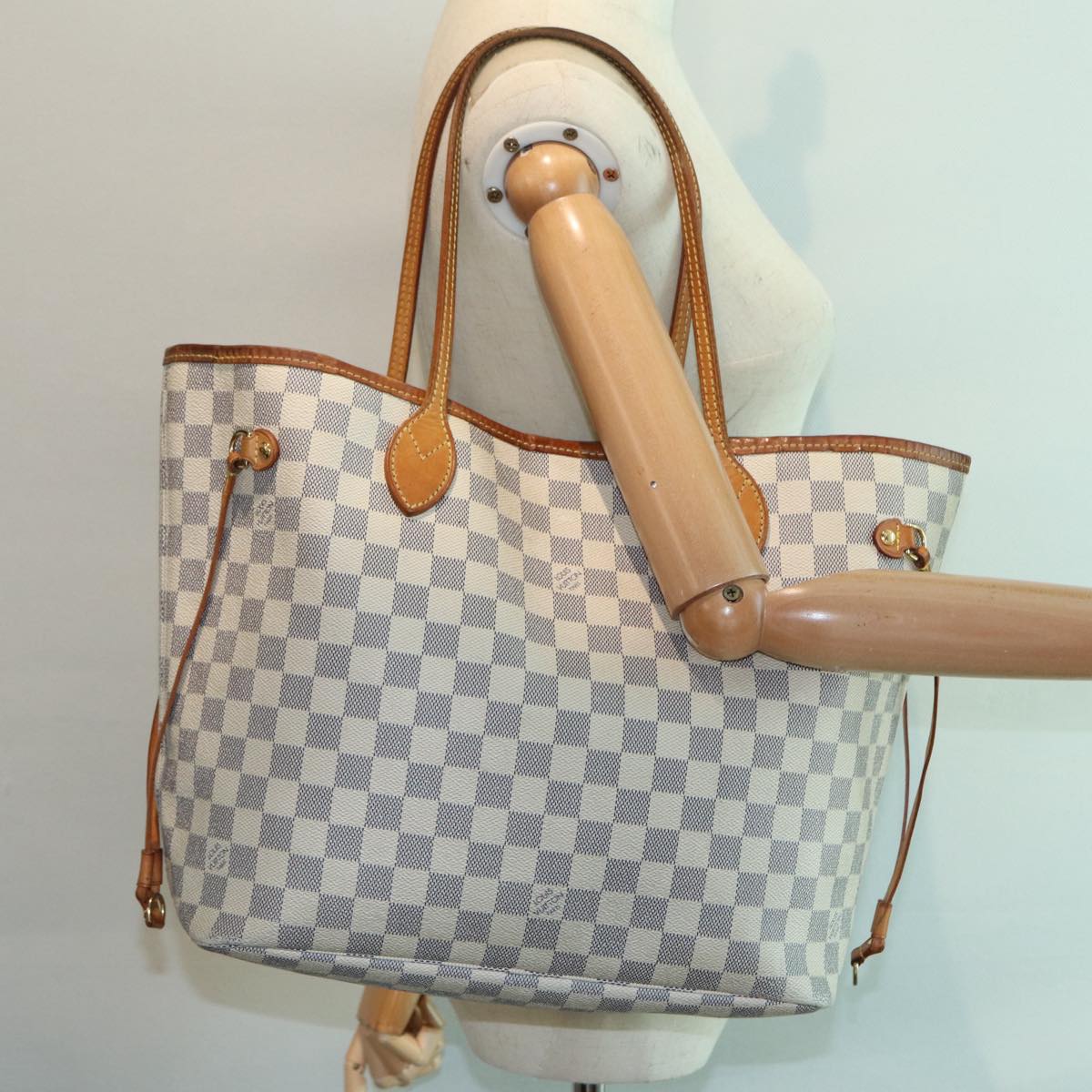 LOUIS VUITTON Neverfull MM Tote