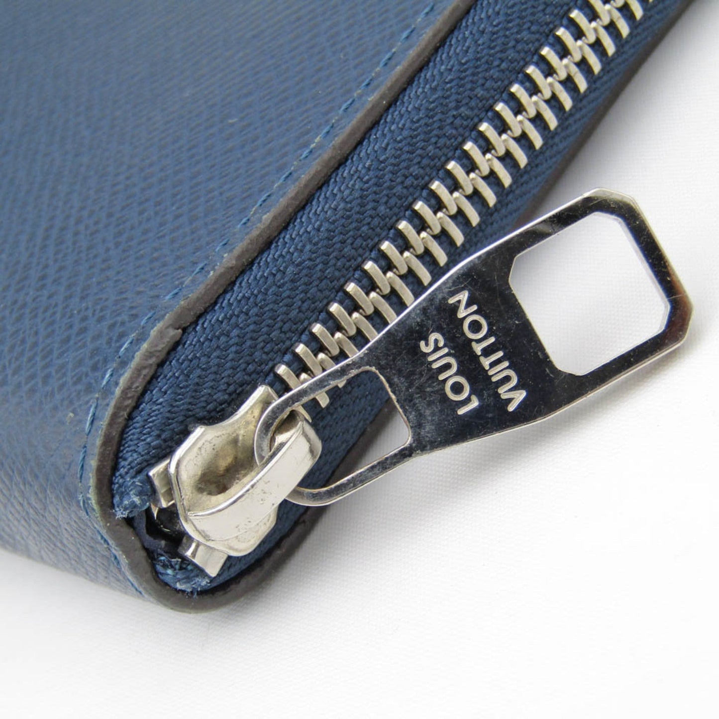 LOUIS VUITTON Taiga Zippy Wallet M32837 Men's Taiga Leather Long Wallet [bi-fold] Navy,Ocean