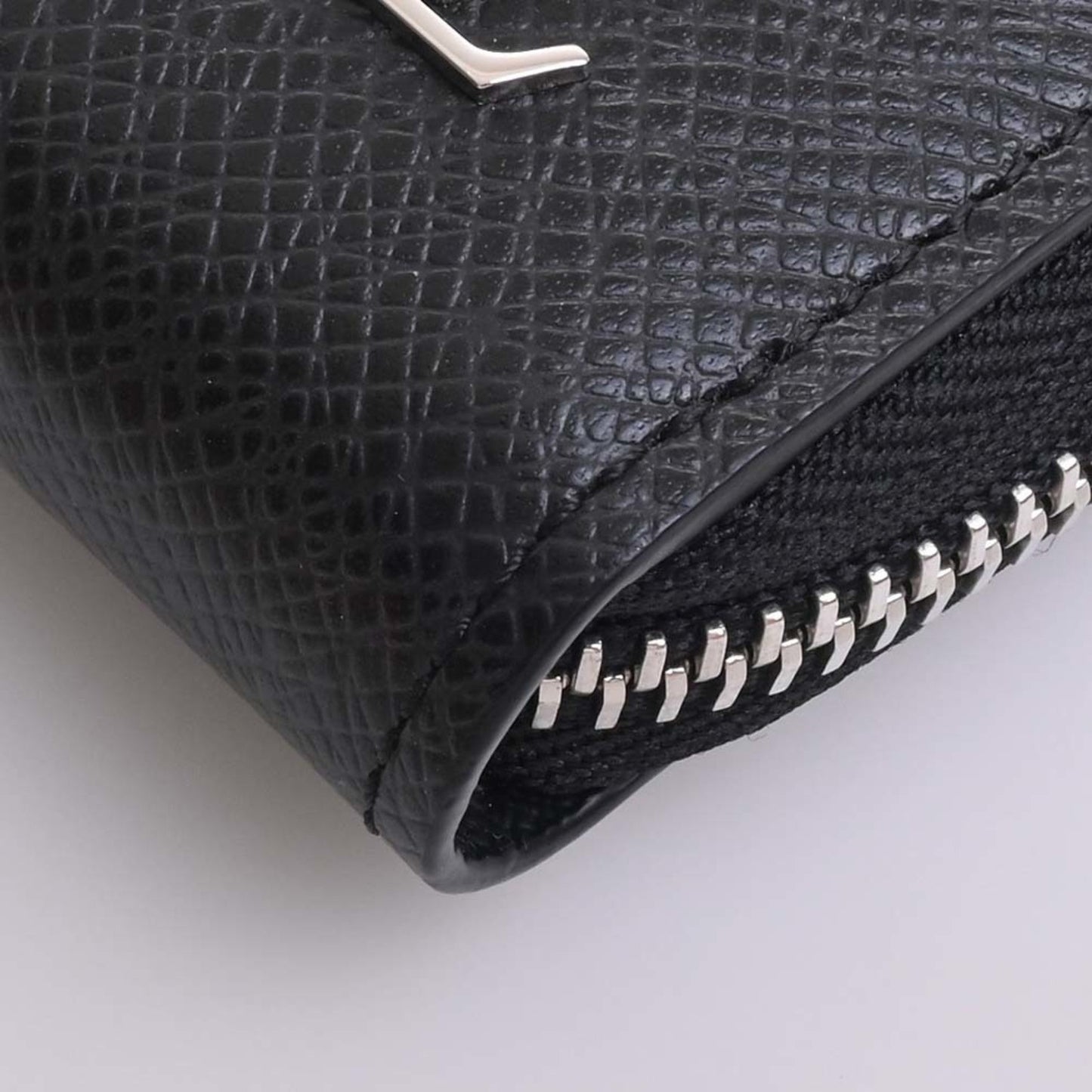 LOUIS VUITTON Taiga Zippy Dragonne Long Wallet M69409 Black Ladies