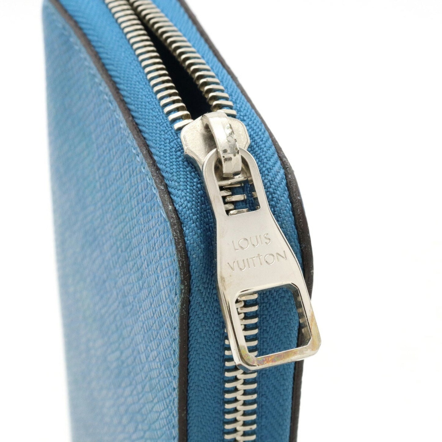 LOUIS VUITTON Taiga Zippy Vertical Round Long Wallet Iceberg M32836