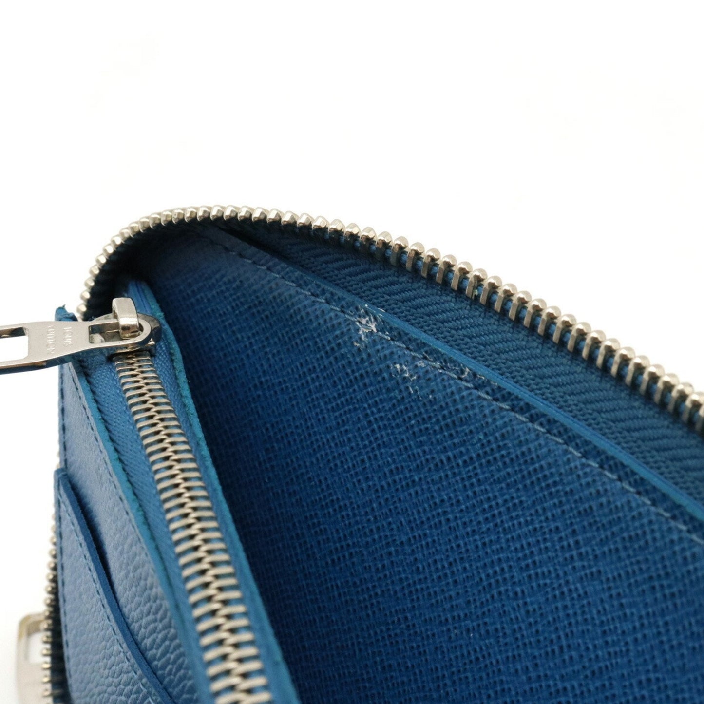 LOUIS VUITTON Taiga Zippy Vertical Round Long Wallet Iceberg M32836