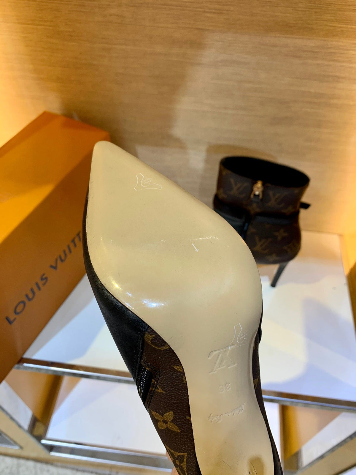 SE634  Size 4-11 Heels:10.5cm Material: Cowhide  Lining: Sheep skin Sole: Italian leather