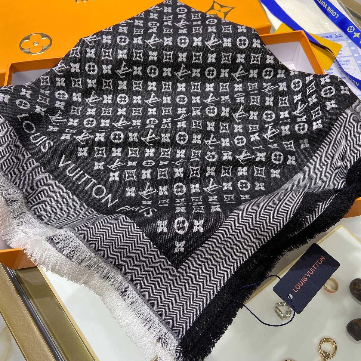CLTH201  60%Wool, 40%Silk  120x120cm