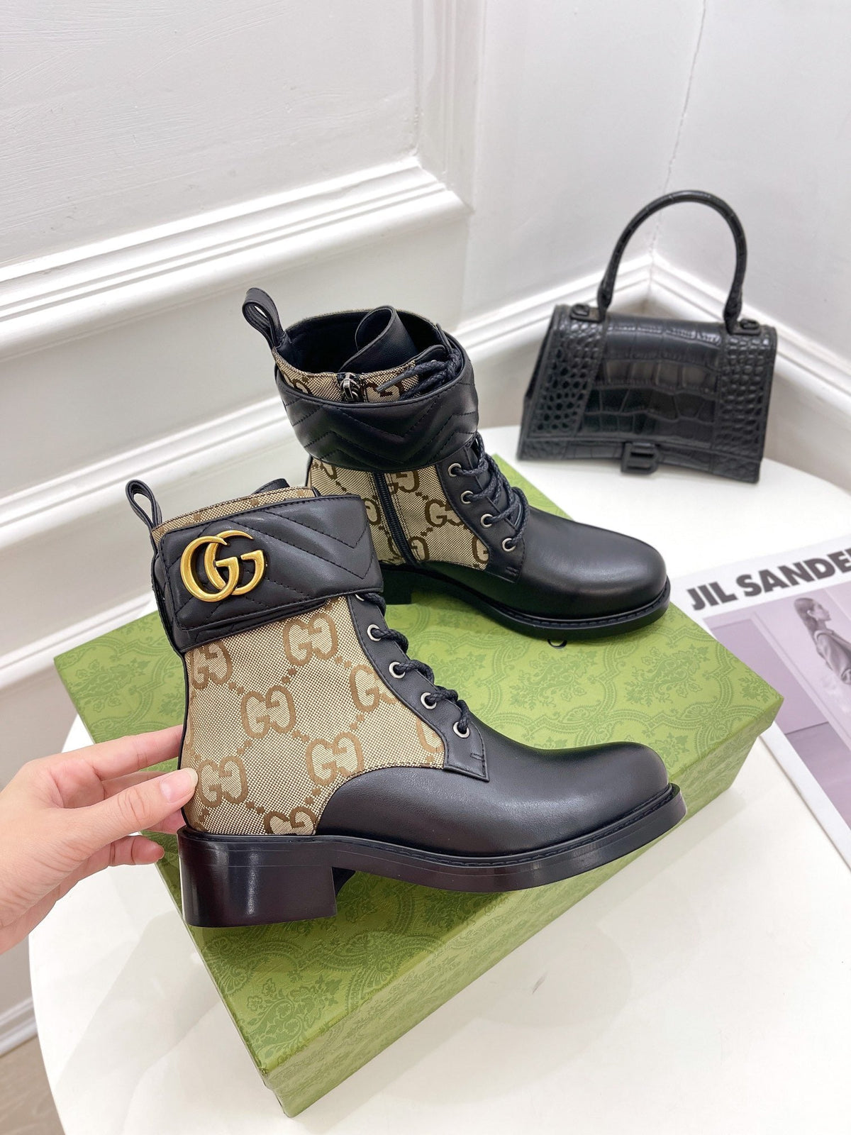 SE691  Size 5-10   Material: Cowhide  Lining: Sheep skin Sole: Rubber