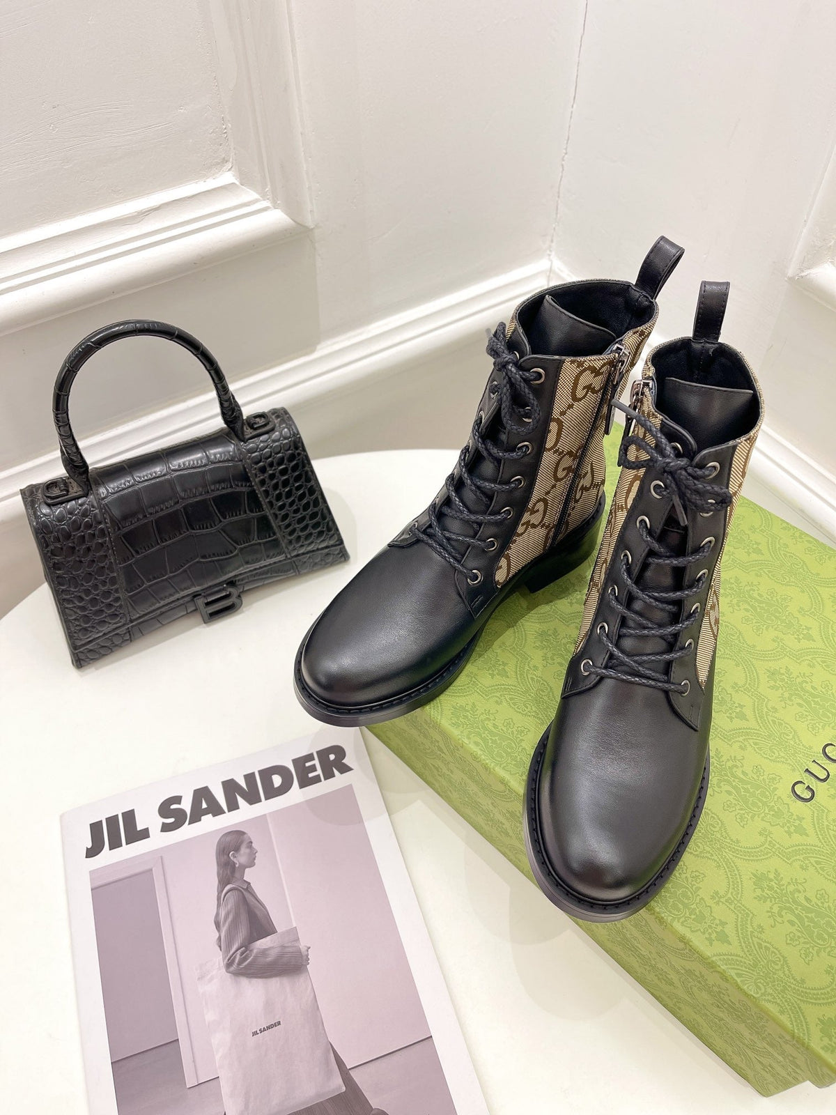 SE691  Size 5-10   Material: Cowhide  Lining: Sheep skin Sole: Rubber