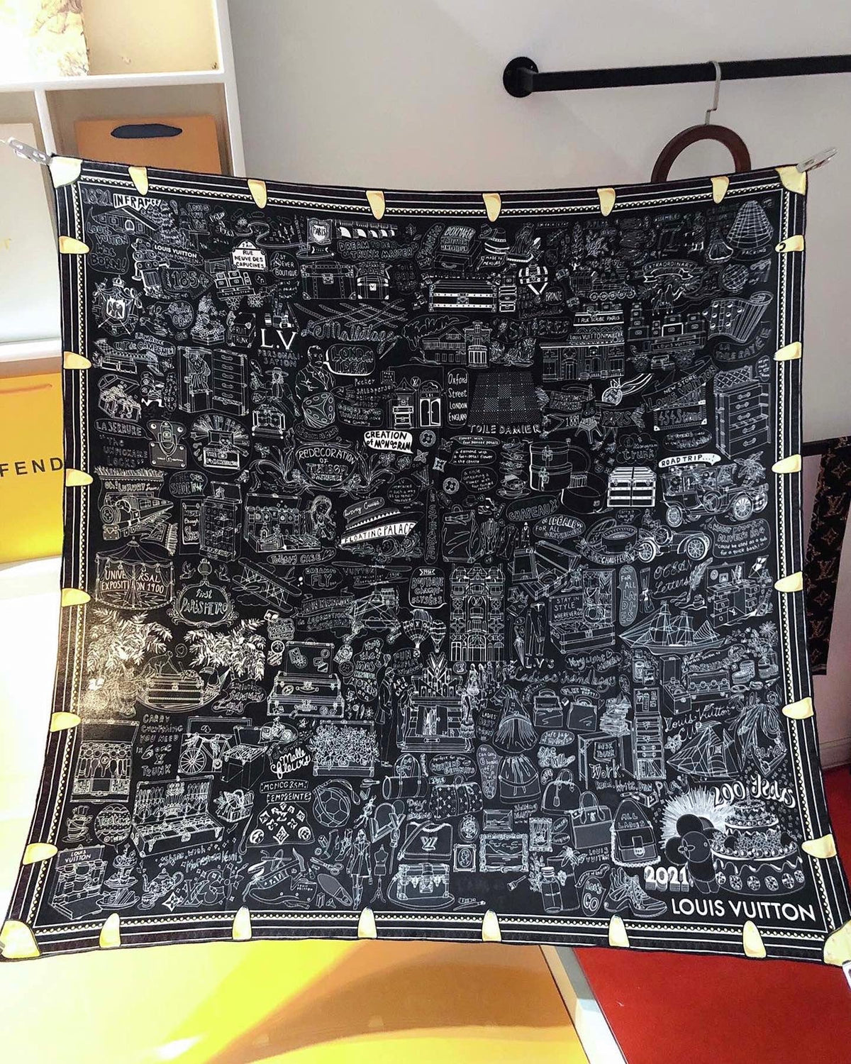 CLTH208  100%silk	90x90cm